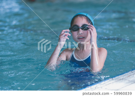 Kids swimming 59960839