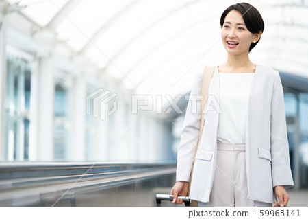 女商人機場商務旅行 59963141