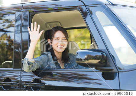 Young woman car 59965813