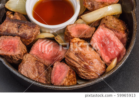 Juicy slicing steak 59965913