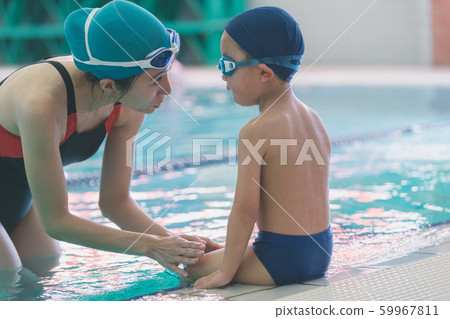 Kids swimming 59967811