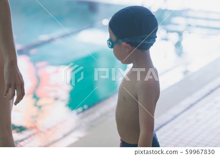 孩子們游泳 59967830