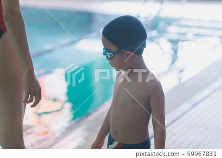 孩子們游泳 59967831