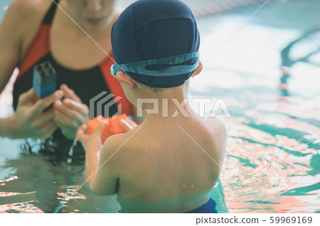 Kids swimming 59969169