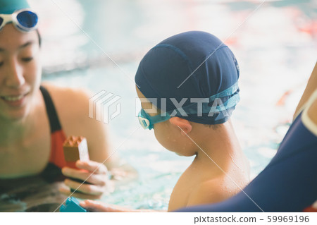 Kids swimming 59969196