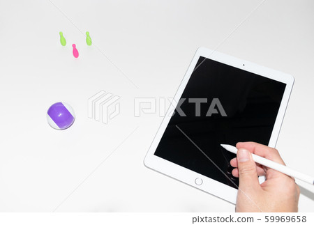 Tablet_STEM education_person_right hand 59969658