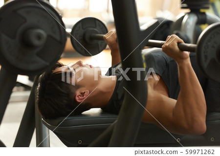 男子健身臥推 男子健身臥推 59971262