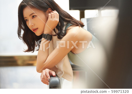 Woman fitness break 59971320