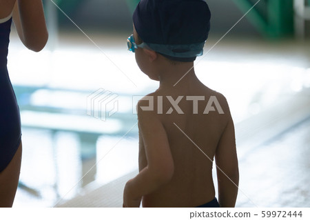 Kids swimming 59972444