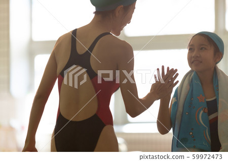 孩子們游泳 59972473