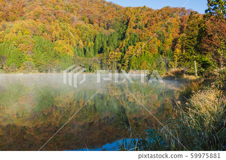 Autumn Nakatsuna lake [steam fog] 59975881