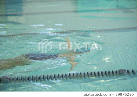 一個游泳 59976250