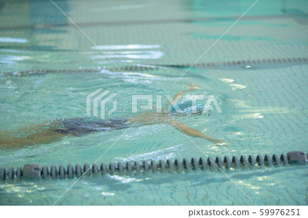 一個游泳 59976251
