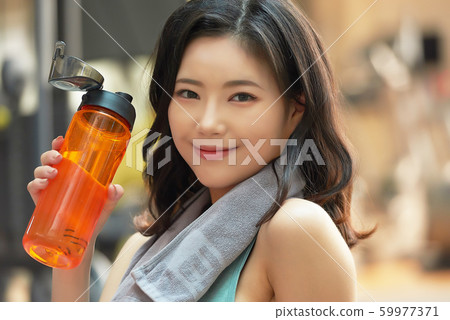 Woman fitness hydration 59977371