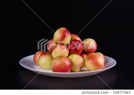 a bunch of nectarines 59977965