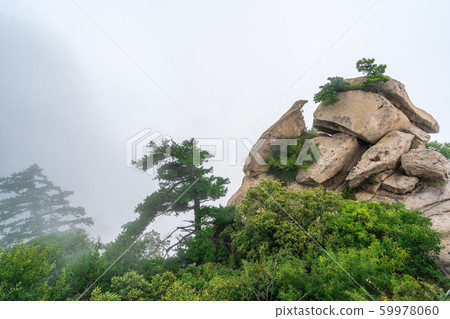 Pile of massive boulders on the summit of Hua Shan 59978060
