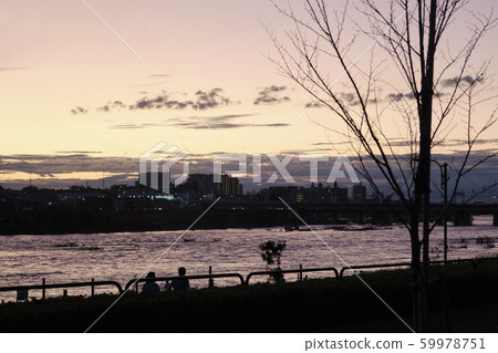 颱風期間在多摩河上散步的人 59978751