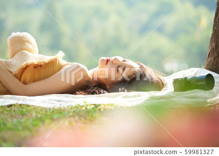 Women's journey picnic lie down 59981327
