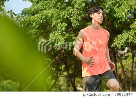 Men running park 59981444