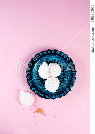 Delicious Marshmallow on turkish blue Plate isolated on pink background, flat lay 59983005