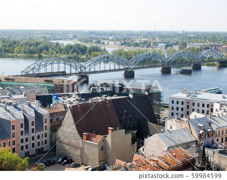 裡加市容，鐵路橋和道加瓦河河（拉脫維亞） 59984599