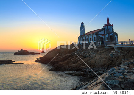 大教堂和海上日出 59988344