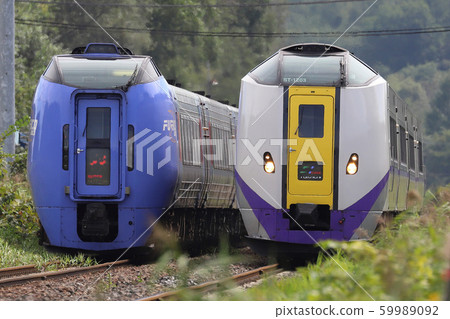 在Kiha 283系列和Kiha 261系列1000s之間傳遞 59989092