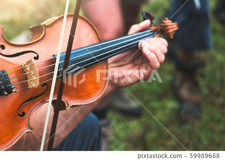 Violin played outdoors in a popular country party 59989688