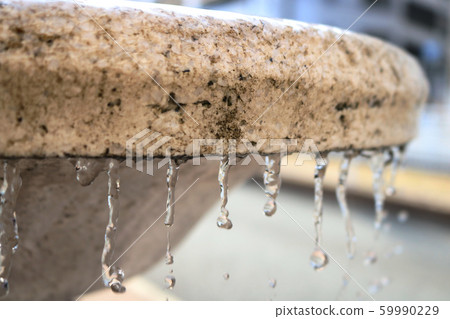 Water drop of the fountain 59990229