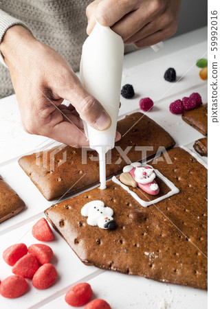 man making a gingerbread house 59992016