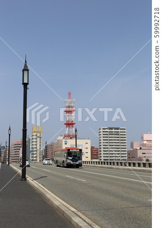 Niigata Niigata City Niigata Kotsu Isuzu Cubic crossing the Bandai Bridge 59992718