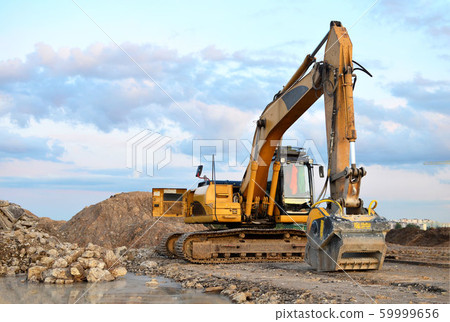 Excavator with crusher bucket for crushing Excavator with crusher bucket for crushing 59999656