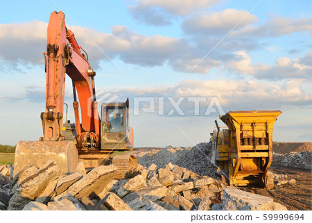 Mobile Stone crusher machine by the construction site or mining quarry for crushing old concrete  59999694