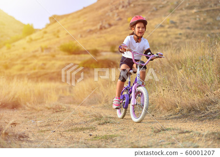 Happy kid girl of 7 years having fun in autumn 60001207