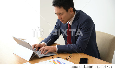 Businessman who cannot stand sleepiness 60001693