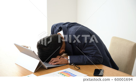 Businessman who cannot stand sleepiness 60001694