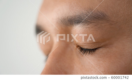 Close up of male eyes 60001742