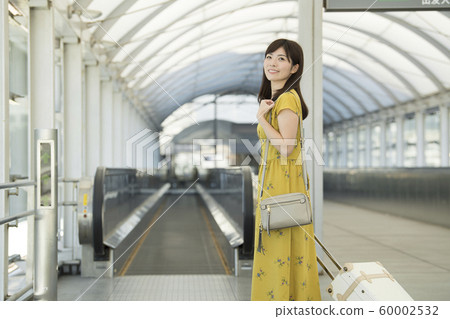 機場走道女性移動走道 機場走道女性移動走道 60002532