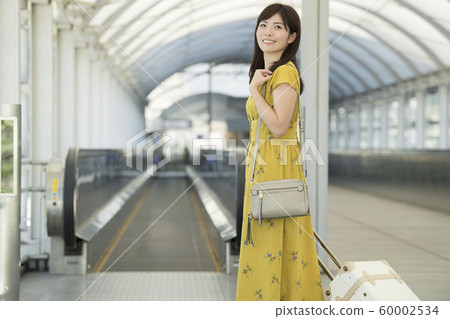 機場走道女性移動走道 機場走道女性移動走道 60002534