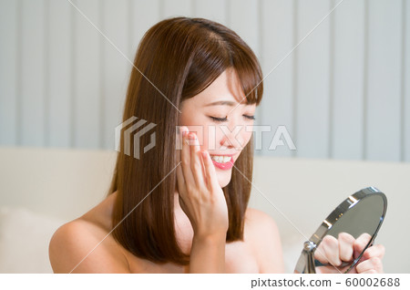 年輕女子美容護膚 60002688