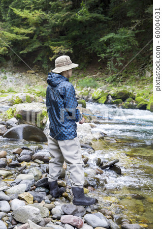 山間溪流捕魚圖像男到山間溪流捕魚 山間溪流捕魚圖像男到山間溪流捕魚 60004031