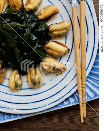 Asian food mussels, seaweed and soy sauce 60005648