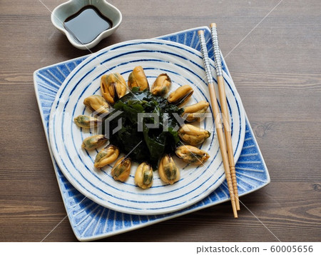 Asian food mussels, seaweed and soy sauce Asian food mussels, seaweed and soy sauce 60005656