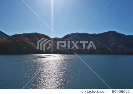 Autumn leaves of Kuzuryu Lake 60006052