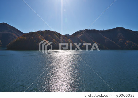 Autumn leaves of Kuzuryu Lake 60006055