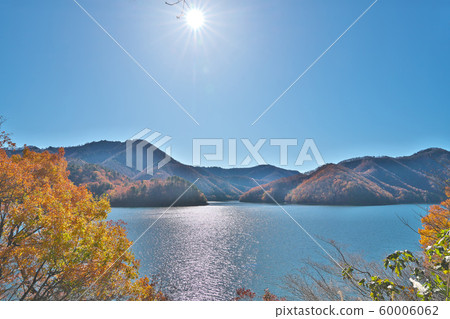 Autumn leaves of Kuzuryu Lake 60006062