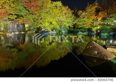 Kokoen's autumn leaves and waterfall (Himeji City, Hyogo Prefecture) Kokoen's autumn leaves and waterfall (Himeji City, Hyogo Prefecture) 60008706