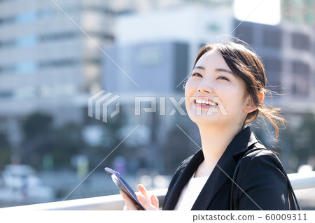 Business female outdoor 60009311