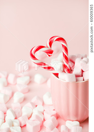 Mug with candy and marshmallow hearts on pink 60009365