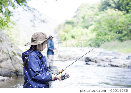 山間溪流釣魚畫像父母子女家庭 山間溪流釣魚畫像父母子女家庭 60011986